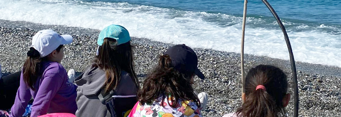 “Mare pulito” – Ragazzi guardano il loro mare dopo aver pulito la spiaggia
